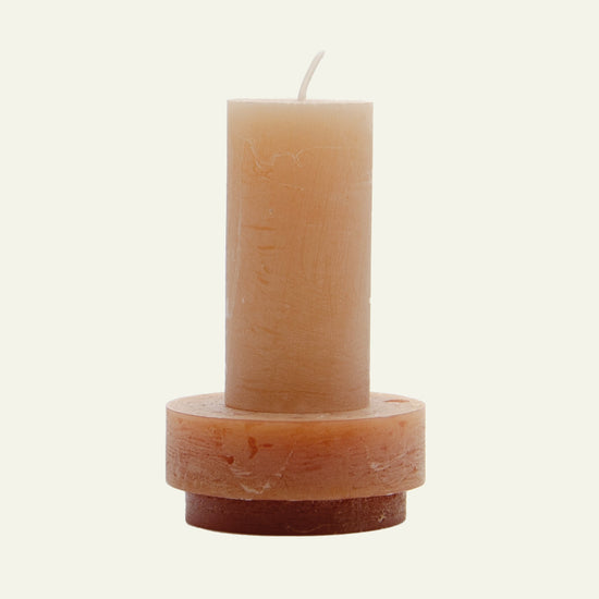 Beige kaars met bruine houder van Stan Editions. Beige candle with brown candle holder from Stan Editions. Bougie beige avec bougeoir brun de Stan Editions.