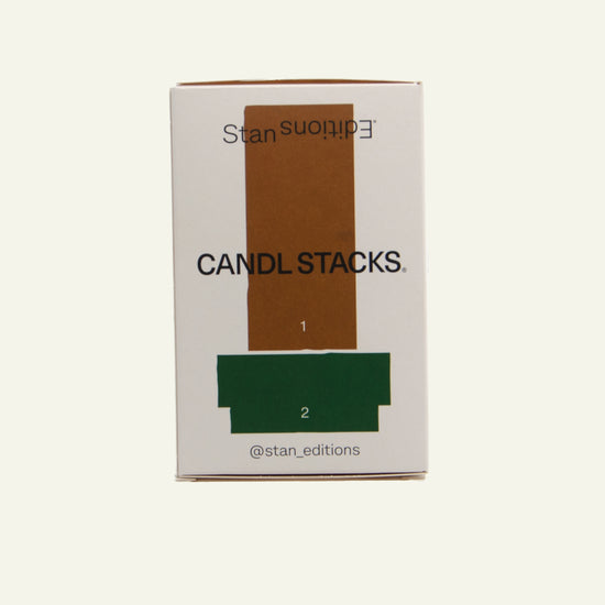 Verpakking van een stapelbare bruin/groene kaars van Stan Editions