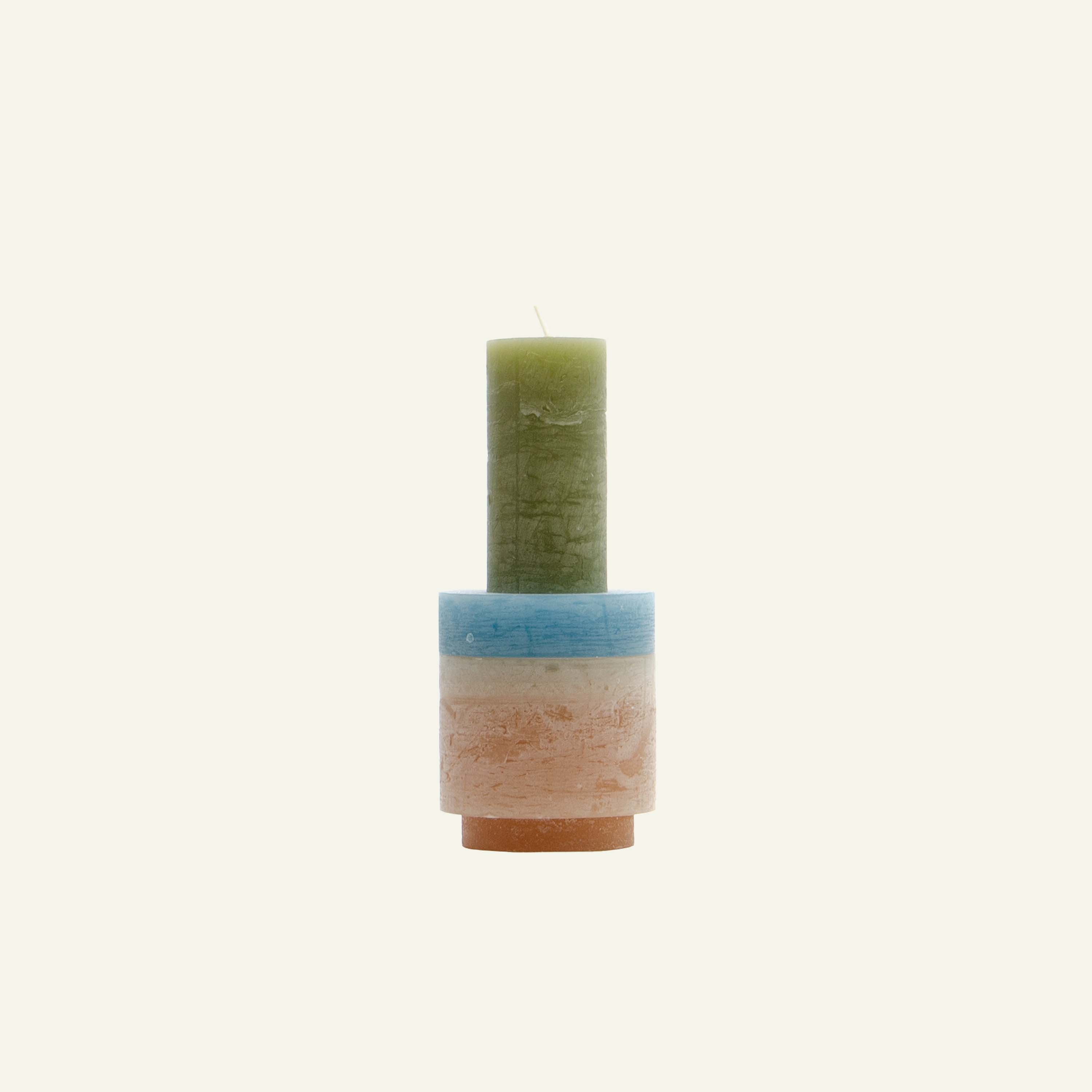 Stapelbare beige kaars van Stan Editions met witte achtergrond. Beige stackable candle from Stan Editions with white background. Bougie empilable beige de Stan Editions sur fond blanc.